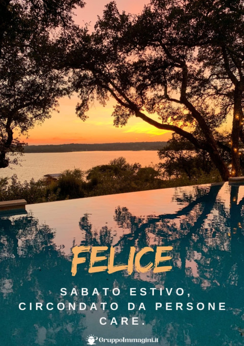 Felice sabato estivo, circondato da persone care